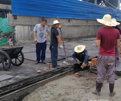 鹿洼煤矿选矸工区开展排水地沟工程自干.jpg
