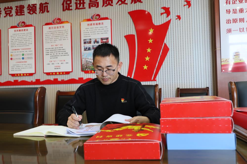 【标兵风采】初心如磐 使命在肩 ——记鹿洼煤矿2024年度爱岗敬业标兵、党群办公室副主任尹东亮