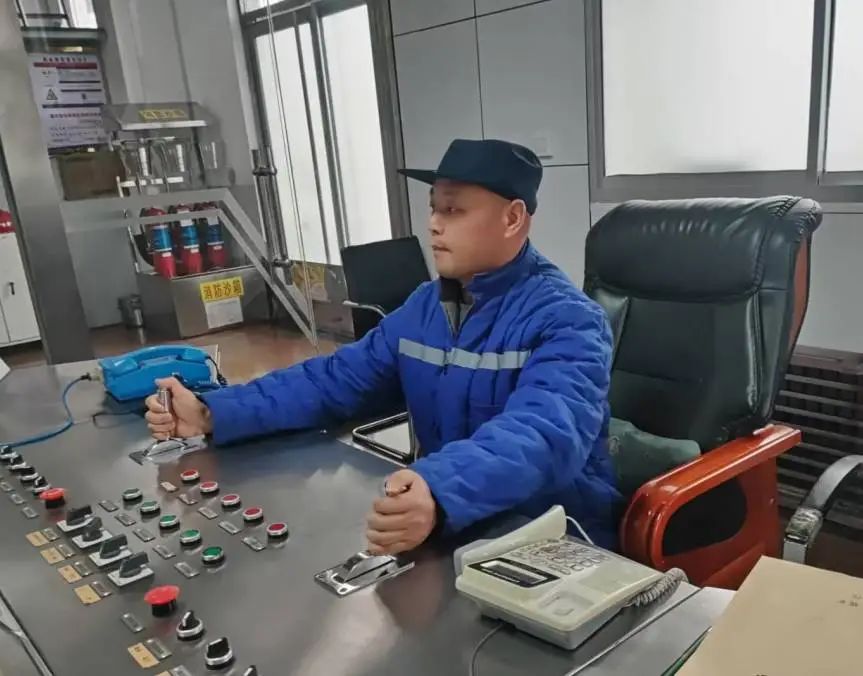 【标兵风采】实干争先立潮头 砥砺深耕践初心——记鹿洼煤矿2024年度爱岗敬业标兵、运转工区黄先雷